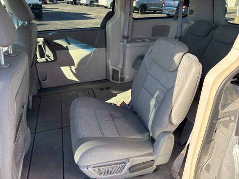 Used 2010 Chrysler Town & Country Touring image 12