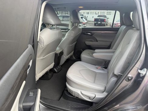 Used 2021 Toyota Highlander Platinum image 18