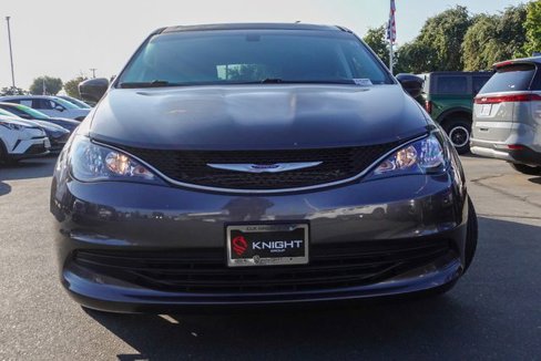 Used 2020 Chrysler Voyager LX image 3