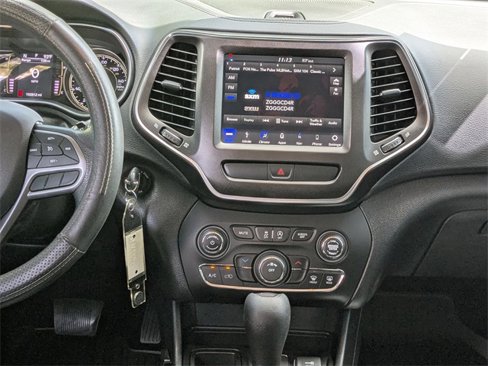 Certified 2019 Jeep Cherokee Latitude w/ Popular Appearance Group image 17