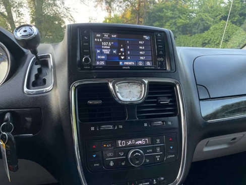 Used 2016 Chrysler Town & Country Touring w/ Driver Convenience Group image 27