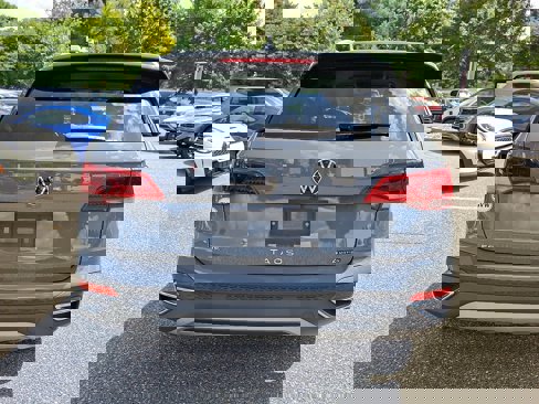 Certified 2022 Volkswagen Taos SE w/ IQ.Drive SE Package image 5