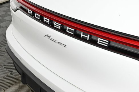 Certified 2025 Porsche Macan image 38