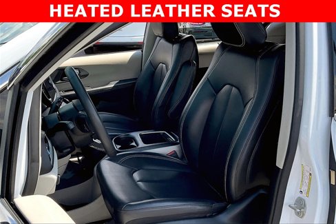 Used 2023 Chrysler Pacifica Touring-L image 18
