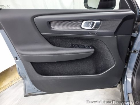 Used 2020 Volvo XC40 T4 R-Design image 27