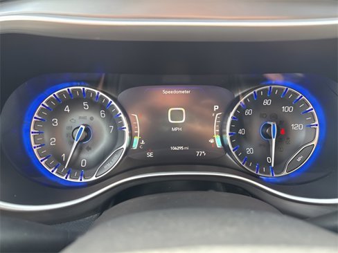 Used 2022 Chrysler Pacifica Touring-L image 12