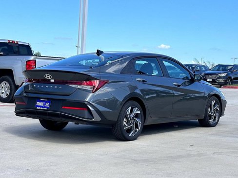 Used 2025 Hyundai Elantra Sport image 7