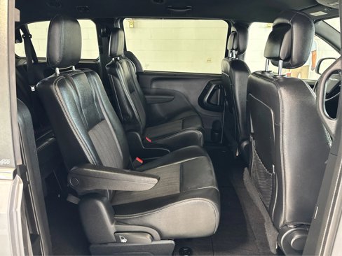 Used 2014 Chrysler Town & Country S image 15