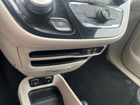 Used 2017 Chrysler Pacifica Touring-L image 31
