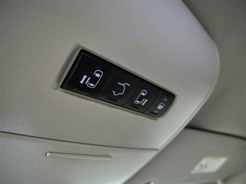 Used 2015 Chrysler Town & Country Touring-L image 25