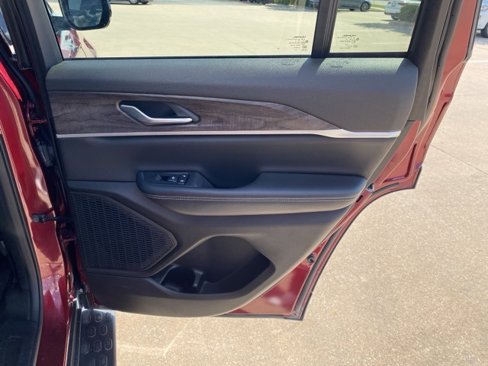 Used 2023 Jeep Grand Cherokee Limited image 23