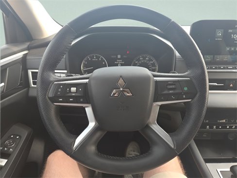 Used 2023 Mitsubishi Outlander SE image 19