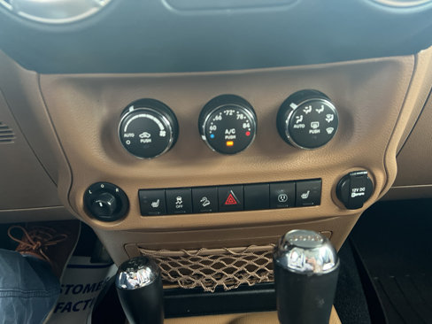 Used 2017 Jeep Wrangler Unlimited Sahara w/ Connectivity Group image 27
