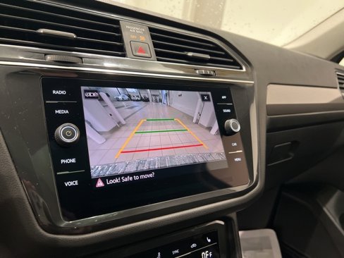 Used 2023 Volkswagen Tiguan SE w/ Panoramic Sunroof Package image 32
