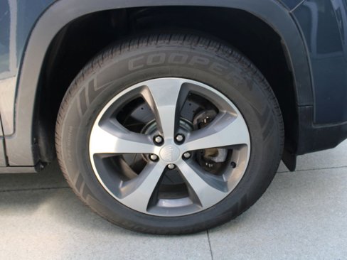 Used 2019 Jeep Cherokee Limited w/ Luxury Group image 12