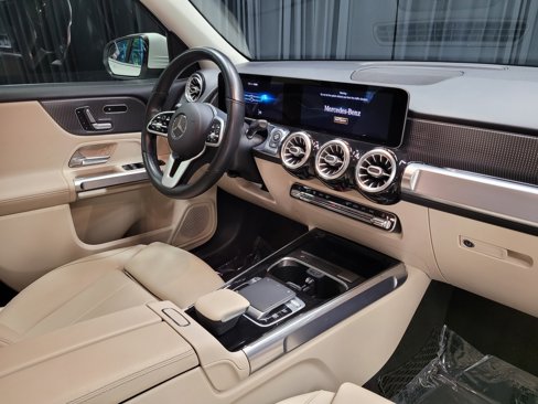 Used 2020 Mercedes-Benz GLB 250 w/ Premium Package image 36