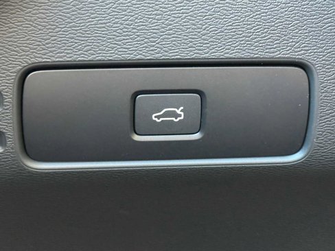 Certified 2024 Volvo C40 Recharge Core w/ Climate Package image 32