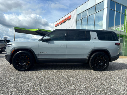 Used 2025 Rivian R1S Premium image 3