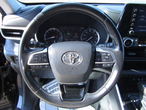Used 2021 Toyota Highlander XLE image 17