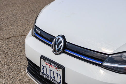 Used 2017 Volkswagen e-Golf SE image 6