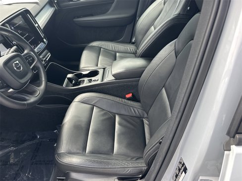 Used 2022 Volvo XC40 T4 Momentum image 17