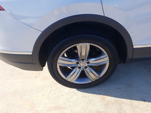 Used 2018 Volkswagen Tiguan SEL Premium image 23