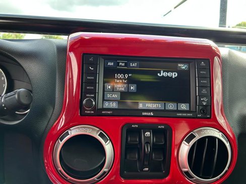 Used 2016 Jeep Wrangler Unlimited Rubicon w/ Connectivity Group image 12