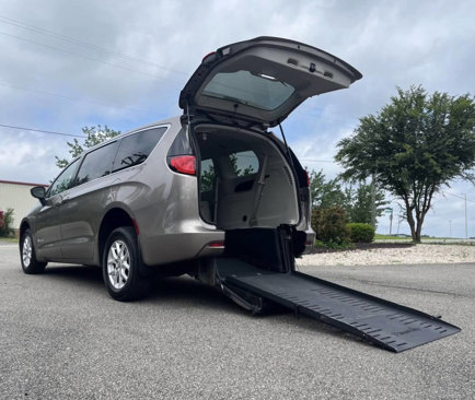 Used 2017 Chrysler Pacifica LX image 1