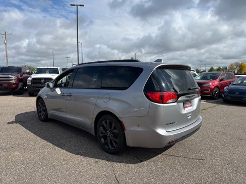 Used 2018 Chrysler Pacifica Touring-L Plus w/ S Appearance Package image 3