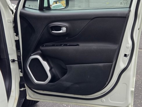 Used 2020 Jeep Renegade Latitude w/ Cold Weather Group image 5