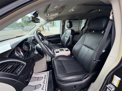 Used 2016 Chrysler Town & Country Touring-L w/ Driver Convenience Group image 25