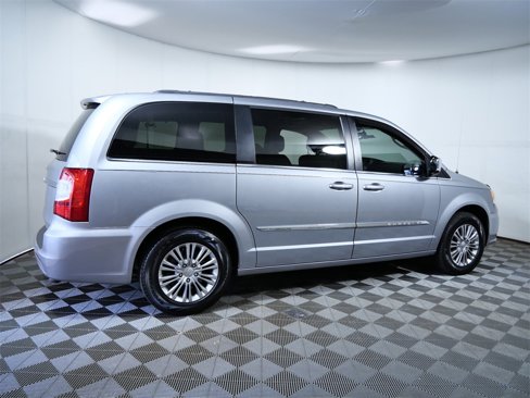 Used 2015 Chrysler Town & Country Touring-L image 9