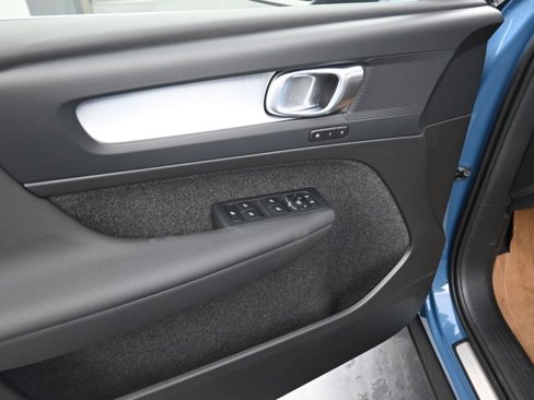 New 2025 Volvo XC40 B5 Core image 10