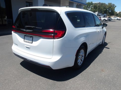Used 2023 Chrysler Pacifica Touring-L image 8