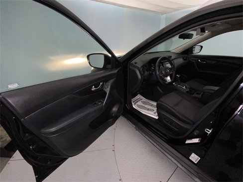 Used 2018 Nissan Rogue SV image 11