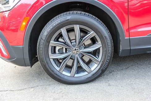 Used 2022 Volkswagen Tiguan SE image 9