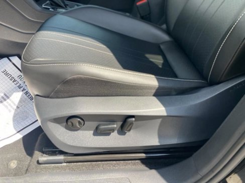 Used 2024 Volkswagen Tiguan SE image 16