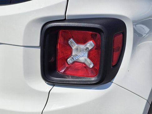 Used 2021 Jeep Renegade Latitude w/ Sun & Sound Group image 9