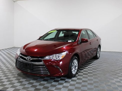 Used 2015 Toyota Camry LE image 2