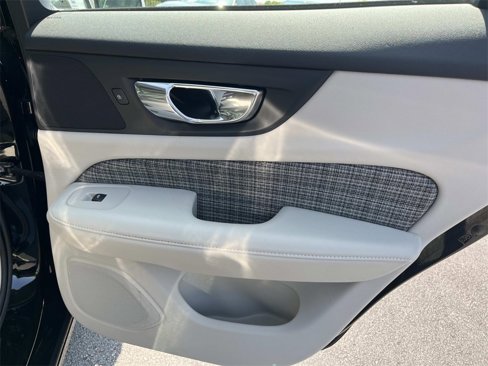 Used 2020 Volvo V60 T5 Momentum image 21