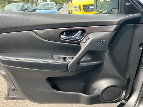 Used 2019 Nissan Rogue SV w/ Premium Package image 18