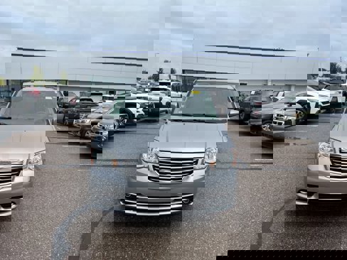 Used 2016 Chrysler Town & Country Touring image 3