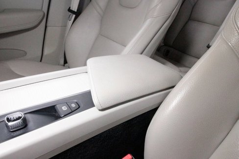 Used 2018 Volvo XC60 T5 Momentum w/ Vision Package image 14
