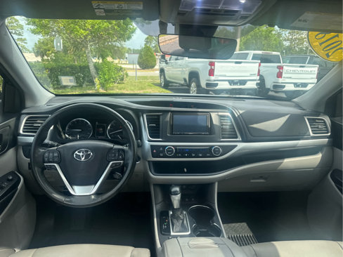 Used 2018 Toyota Highlander XLE image 18