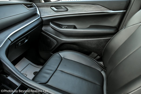 Used 2024 Jeep Grand Cherokee Limited w/ Luxury Tech Group II image 50