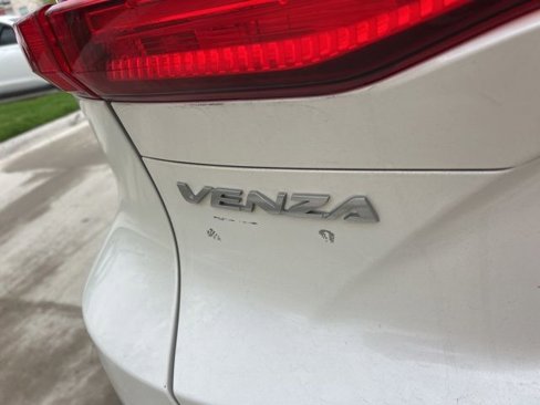 Used 2021 Toyota Venza LE image 5