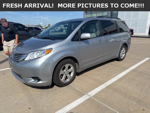 Used 2017 Toyota Sienna LE image 1