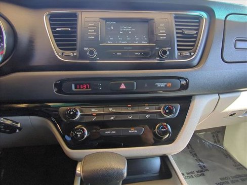 Used 2017 Kia Sedona LX image 14