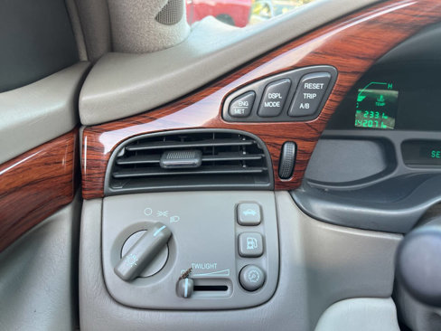Used 2005 Cadillac De Ville w/ Deville Premium Package image 28