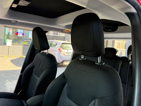 Used 2016 Jeep Renegade Latitude w/ Popular Equipment Group image 13